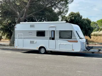 instap-en reisklare LMC style 490K gezinscaravan