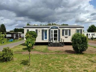Stacaravan RapidHome mét staanplaats aan het donkmeer