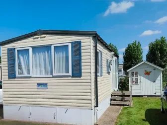 Stacaravan met tuinhuisje te koop
