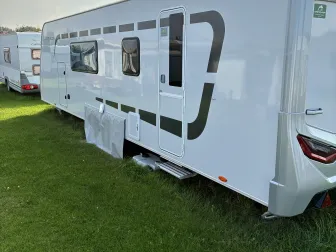 Bijna nieuwe grote trekcaravan